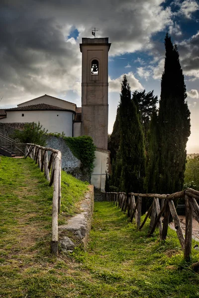 Montescudaio, Pisa, Toszkána, Olaszország, kilátással az ősi falu — Stock Fotó