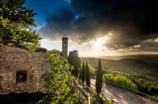 Montescudaio, Pisa, Toscane, Italie, uitzicht op het oude dorp — Stockfoto