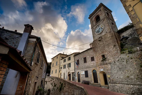 고 대 마을의 Montescudaio, 피사, 토스카나, 이탈리아, 보기 — 스톡 사진