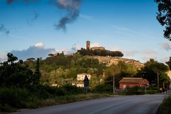 Montescudaio, Pisa, Toskánsko, Itálie, pohled na starobylé vesnice — Stock fotografie