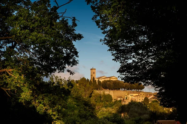 Montescudaio, Pisa, Toscana, Italia, vista del antiguo pueblo — Foto de Stock