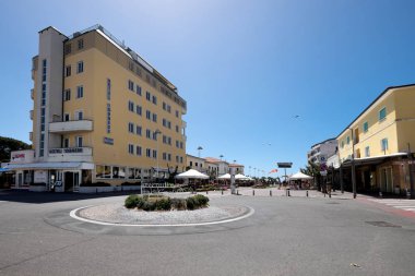 Marina di Cecina, İtalya - 07 Mayıs 2017: Largo Cairoli Meydanı ve