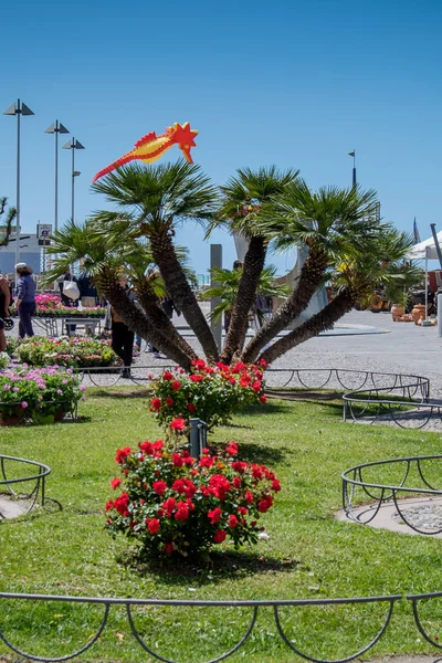 Marina di Cecina, Olaszország - 2017. május 07.: Largo Cairoli tér és — Stock Fotó