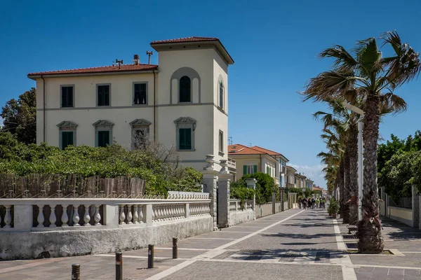 Marina di Cecina, Olaszország - 2017. május 07.: Largo Cairoli tér és — Stock Fotó