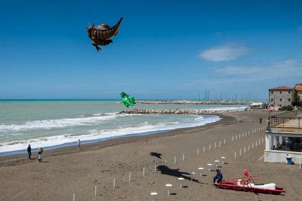 MARINA di CECINA, ITALIA - 07 de mayo de 2017: Terraza y vistas de Cairoli —  Fotos de Stock