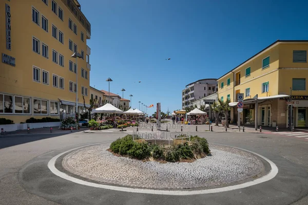 Marina di Cecina, Italien - 07 maj 2017: Largo Cairoli square och — Stockfoto