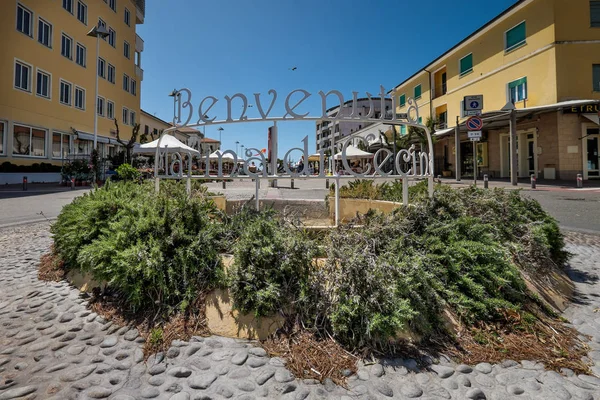 MARINA di CECINA, ITALIA - 07 de mayo de 2017: Plaza Largo Cairoli y — Foto de Stock