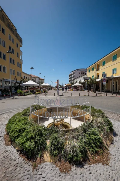 Marina di Cecina, Olaszország - 2017. május 07.: Largo Cairoli tér és — Stock Fotó