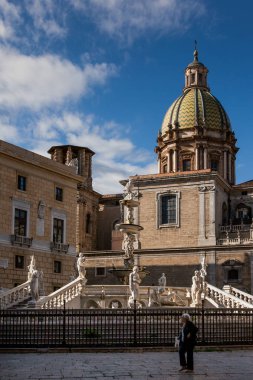 Palermo, İtalya - 13 Ekim 2009: Piazza Preto mermer heykeli