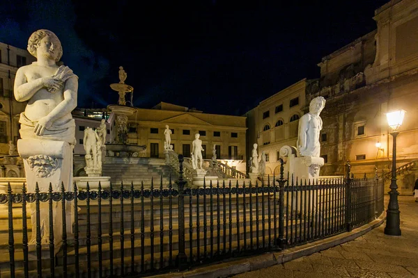 PALERMO, ITÁLIA - 13 de outubro de 2009: Estátua de Mármore da Piazza Preto — Fotografia de Stock