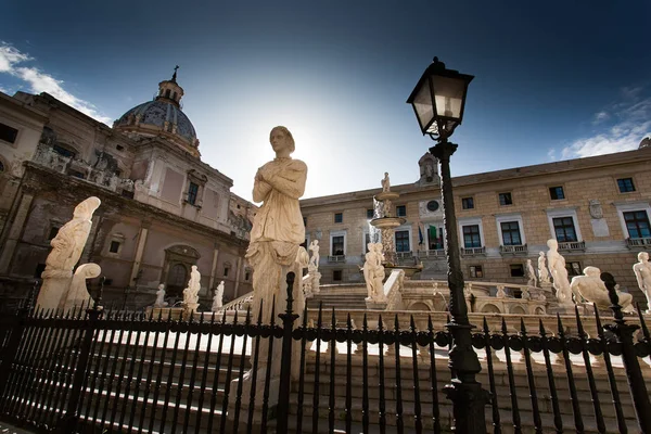 PALERMO, ITÁLIA - 13 de outubro de 2009: Estátua de Mármore da Piazza Preto — Fotografia de Stock