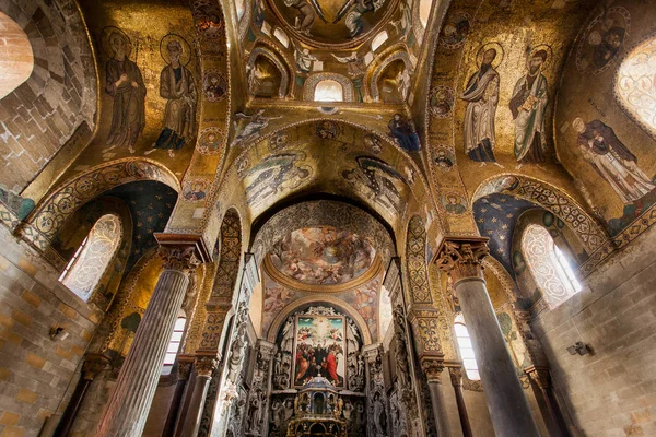 PALERMO, ITÁLIA - 14 de outubro de 2009: Presbitério da Igreja Românica — Fotografia de Stock