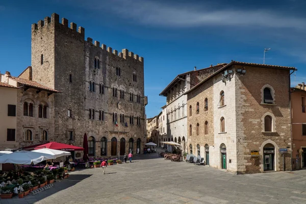 MASSA MARITTIMA, ITALIA - 14 de mayo de 2017: ciudad medieval en Italia —  Fotos de Stock