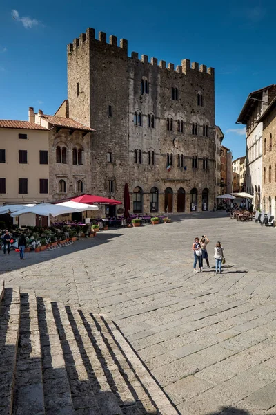 MASSA MARITTIMA, ITÁLIA - 14 de maio de 2017: cidade medieval na Itália — Fotografia de Stock