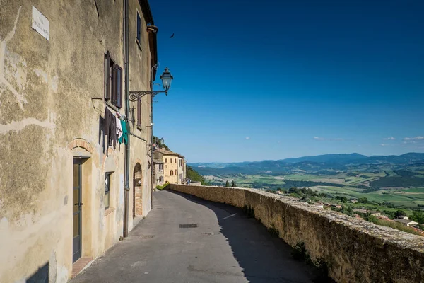 Volterra, Toskana - 21. Mai 2017 - Mauern Straße und Blick auf die — Stockfoto