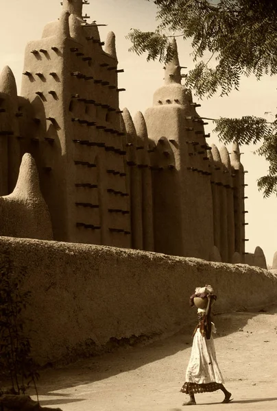 Mali, be - 25 Ocak 1992: tamamen topraktan inşa camiler — Stok fotoğraf