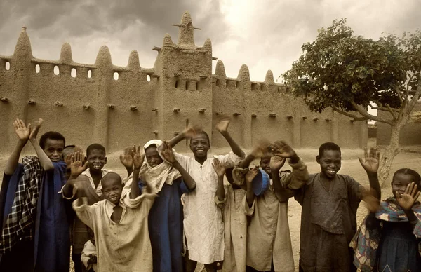 Mali, Djenne - 25 gennaio 1992: Moschee costruite interamente in argilla — Foto Stock