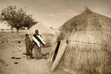 Mali, Batı Afrika - 25 Ocak 1992: Peul Köyü ve tipik m