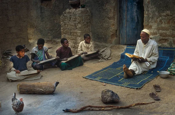 Mali, Vest-Afrika - 25. januar 1992: Koranisk skole – stockfoto