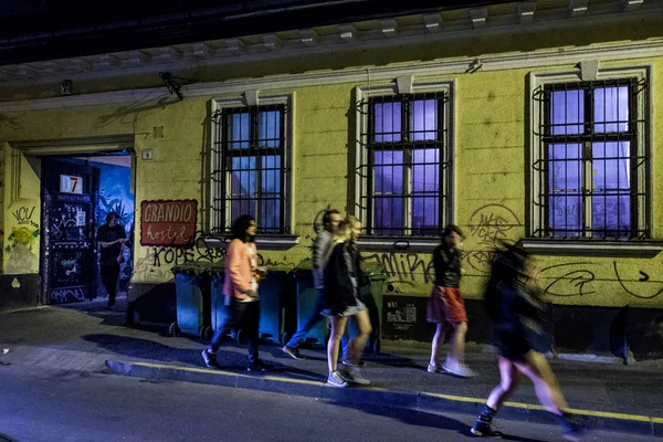 BUDAPEST, HONGRIE - 19 AVRIL 2016 : bar à ruines dans le quartier juif — Photo