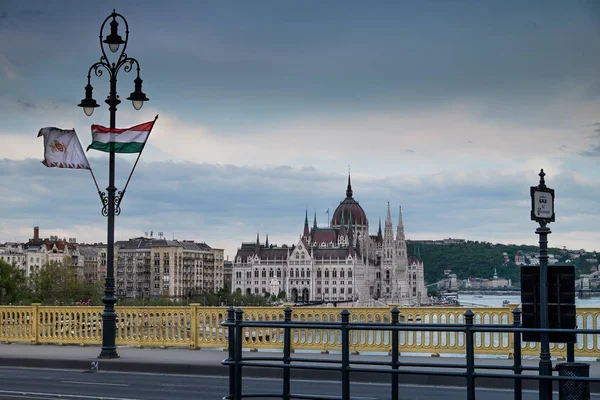 Budapesten, a Duna és a Parlament — Stock Fotó