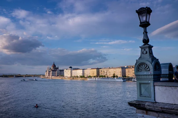 Budapest, ungary - der Schädling Ufer von der Kettenbrücke — Stockfoto