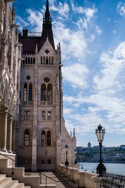 Budapest, ungarisch - die Terrasse der Parlamentsbibliothek — Stockfoto
