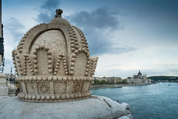 Budapest, ungarisch - die heilige Krone auf der Margherita-Brücke — Stockfoto
