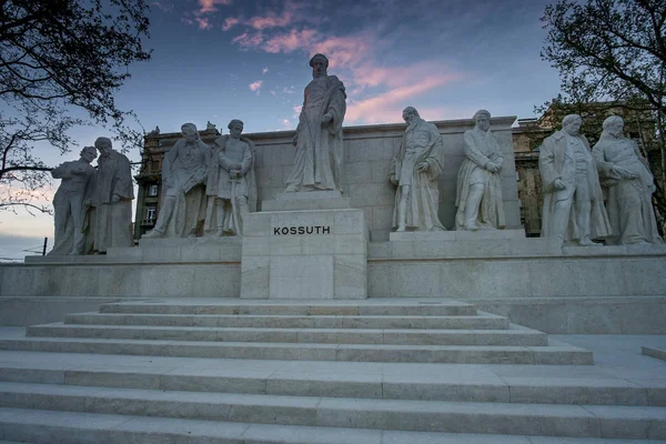 Budapeste, Hungria - A escultura de Luigi Kossuth na frente de t — Fotografia de Stock