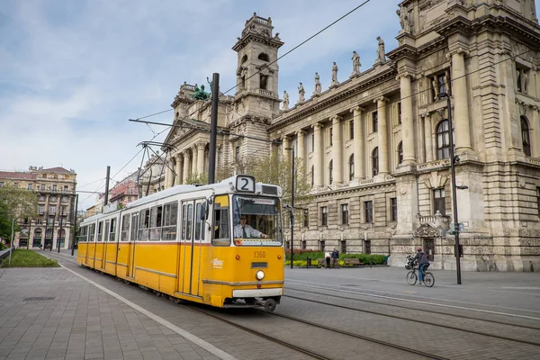 Budapest, ungarisch - 15. April 2016: die Tram 2 im Hintergrund — Stockfoto