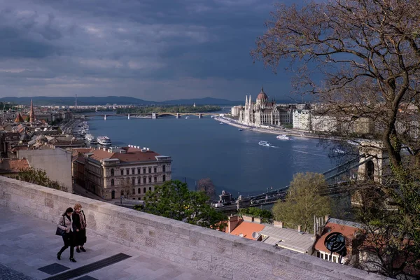 Budapest, ungarisch - 16. avril 2016: blick aus dem garten von roya — Stockfoto