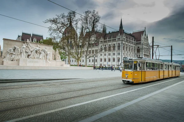 Budapest, ungarisch - 15. April 2016: Tram 2 am Kossuth Square — Stockfoto