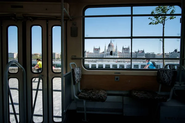 BUDAPEST, UNGHERIA - AVRIL 16, 2016: Tram interieur sullo sfondo — Foto Stock