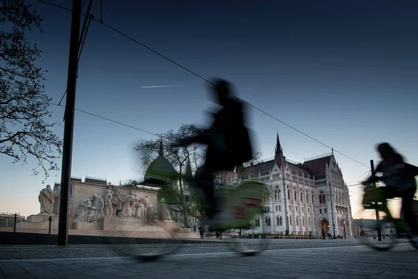 Budapeszt, Węgry - Avril 16, 2016: Rowerzysta w pobliżu Parlamentu — Zdjęcie stockowe