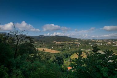 Lerma, Piedmont, İtalya - eski değirmen ve tor ile peyzaj