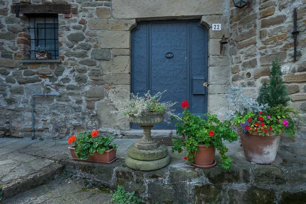 Lerma, П'ємонт, Італія - вид на стародавні с. — стокове фото