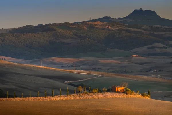 Toscane, Italië - Tuscany landschap met glooiende heuvels — Stockfoto