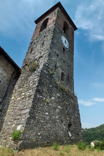 Ceserana ve Ortaçağ Kalesi, Garfagnana, Toskana, İtalya — Stok fotoğraf