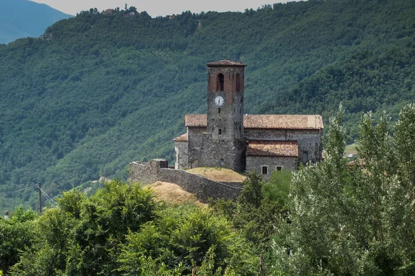 Ceserana ve Ortaçağ Kalesi, Garfagnana, Toskana, İtalya