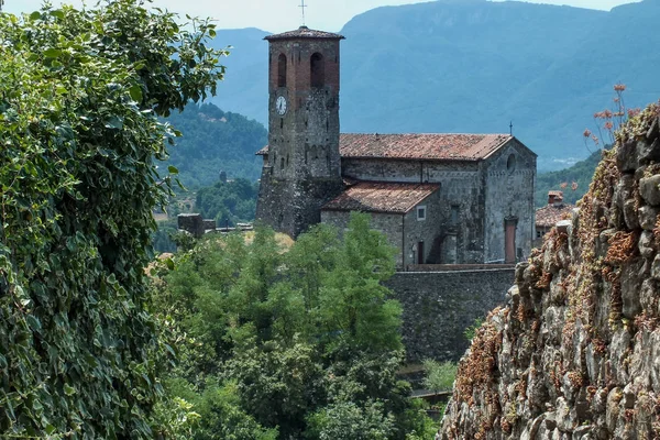 Ceserana ve Ortaçağ Kalesi, Garfagnana, Toskana, İtalya