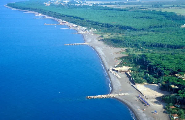 Marina di Cecina - вид с воздуха на сосновые пляжи и море — стоковое фото