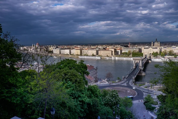 Hlavní město Maďarska křižuje řeku Dunaj Budapešť — Stock fotografie