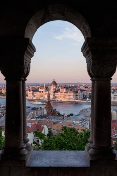 Budapest die Hauptstadt Ungarns, die von der Donau durchquert wird — Stockfoto