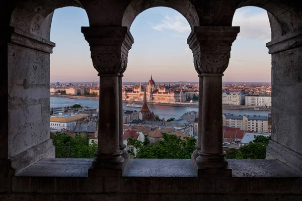 Budapest the capital of Hungary crossed by the Danube River — Stock Photo, Image