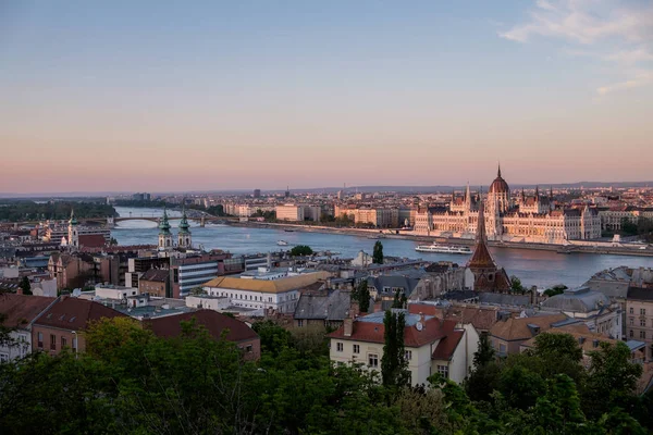 Budapest die Hauptstadt Ungarns, die von der Donau durchquert wird — Stockfoto