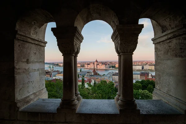 Budapest die Hauptstadt Ungarns, die von der Donau durchquert wird — Stockfoto