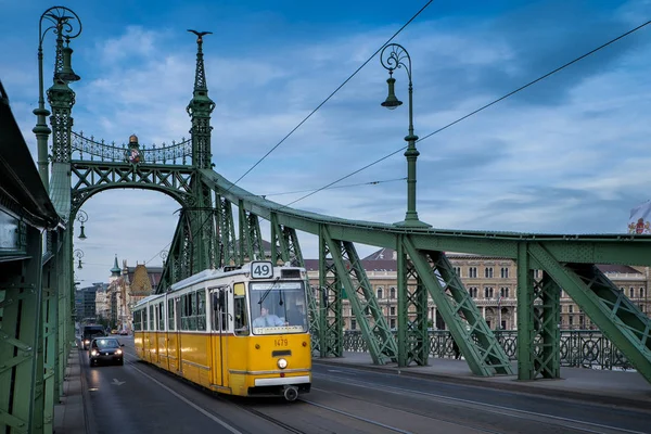 Budapest die Hauptstadt Ungarns, die von der Donau durchquert wird — Stockfoto