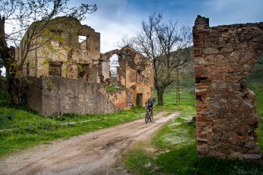 Dağlar ve deniz - sürme dağ bisikleti arasında Sardunya