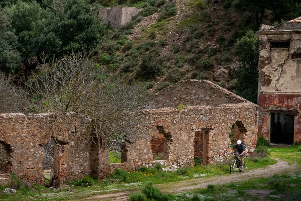 Dağlar ve deniz - sürme dağ bisikleti arasında Sardunya