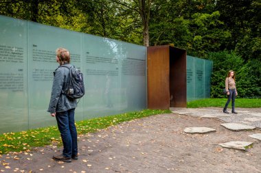 Berlin, Almanya - 22 Eylül 2015 - Memor girişinde